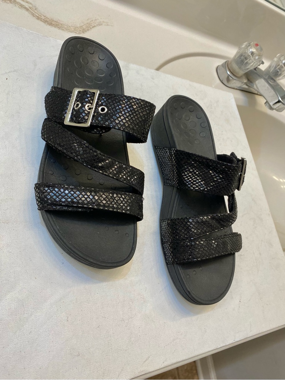 Vionic Pacific Rio Platform Sandal Size 9 good condition and good bottom.